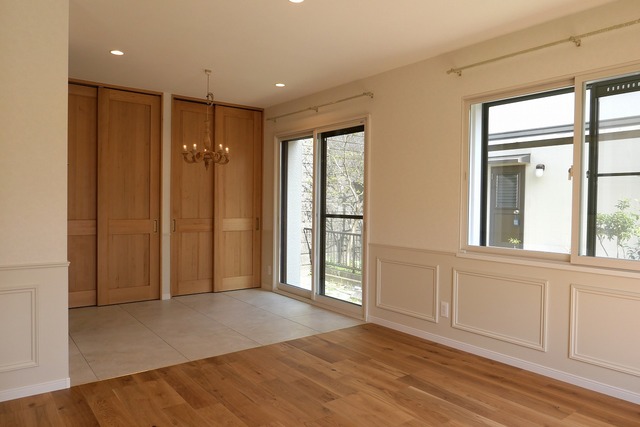 ダイニングに設けた収納は、左側をカップボードとして使用し、右側は日用品など様々なものを収納でき、コードレス掃除機も入るように工夫しました。
床はリビングと貼り分け、タイルにし床暖房も完備しています。