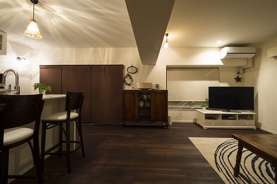 白とチョコブラウンのコントラストが美しい。
家族のくつろぎタイム。
1枚の幅が22センチあるフランス産、幅広パインの床材が、この「広がり空間」にピッタリです。 白とチョコブラウンのコントラストが美しい。
家族のくつろぎタイム。
1枚の幅が22センチあるフランス産、幅広パインの床材が、この「広がり空間」にピッタリです。