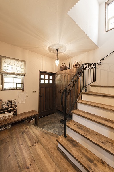 狭かった玄関を広く見せるため、土間の高さとタイル部分を広くして階段前の壁を撤去しました。