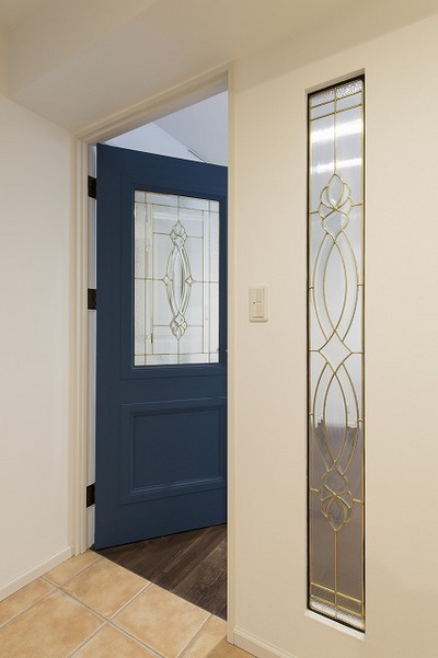 リビングドアと飾り窓のステンドグラスは当社プランナーがチョイス。