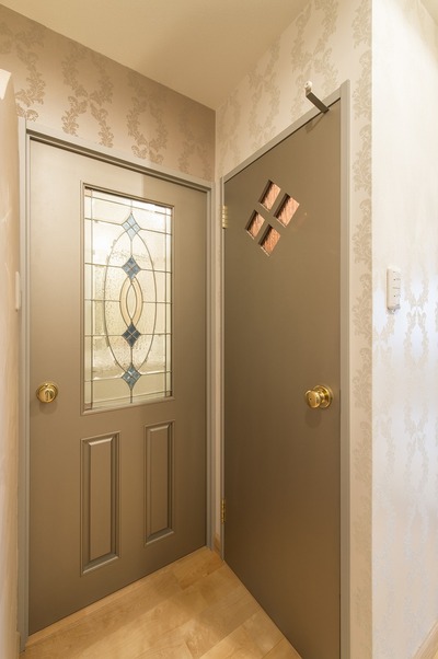 ドアはサイズやデザインをオーダーメイド。テーマカラーのシルバーで合わせ統一感を。 ドアはサイズやデザインをオーダーメイド。テーマカラーのシルバーで合わせ統一感を。