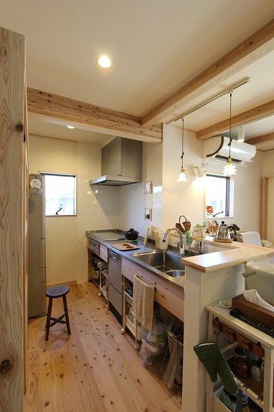 使い勝手が良い、自分仕様のオリジナルキッチンは大工の造作。