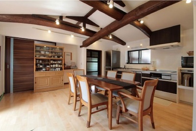 　現代の暮らしにあった設備と機能性。世代を越え愛され、家族と過ごしてきた建具や梁。それらを融合し、現代には決して表現できない趣ある空間が古民家の魅力と言える。