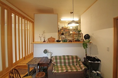 雑貨好きな奥様がセレクトしたアンティークな家具や雑貨、祖母の時代から受け継がれた道具たちがセンスよく飾られている。 雑貨好きな奥様がセレクトしたアンティークな家具や雑貨、祖母の時代から受け継がれた道具たちがセンスよく飾られている。