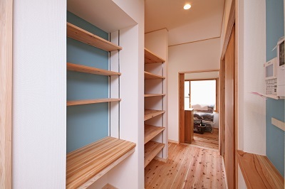 キッチン横の収納庫。リノベーション後は収納2倍でらくらくお片付け。