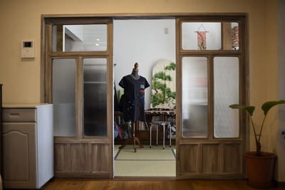 お母様のアトリエとリビングを仕切るのはホームランドが勧めてくれた古い木の引き戸。洋室にも和室にも違和感なく馴染むよう設計。 お母様のアトリエとリビングを仕切るのはホームランドが勧めてくれた古い木の引き戸。洋室にも和室にも違和感なく馴染むよう設計。