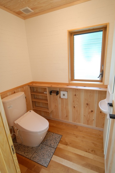 漆喰壁の広々としたトイレ。