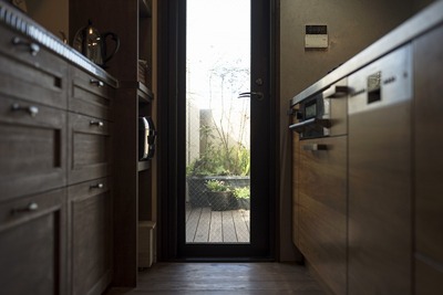 バルコニーに出入りやすいようにウッドデッキをひき、ガーデニングも楽しみながら料理が出来る。たまには手料理の盛り付けに季節の花草を添えて一層美味しく感じる。そして、植鉢に自動水やり器を設置し、お忙しい奥様に最適。