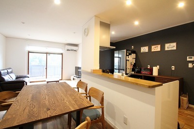 和室を取り払いワンフロアの開放的なLDKへ。
間仕切りがないため、窓からの光と風が通り抜ける。