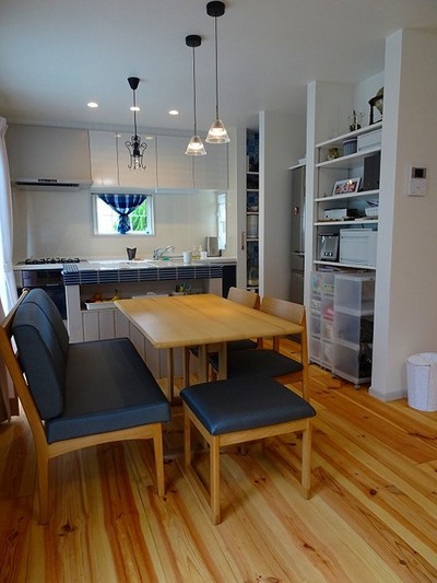 リフォーム前は暗く日の当たらないスペースであったキッチンをリビングの明るい場所に移動しました。
アイランドは弊社のオリジナルです。
床はフランス産ボルドー地方の幅広パイン材をつかいました。この材料は厚みもあり見栄えもよく他のパインと違って堅いのが特徴です。