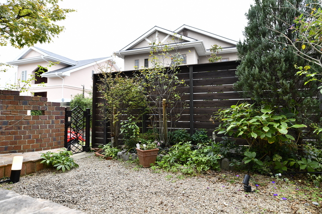 今まで道行く人の気配が気になった庭もウッドフェンスに見せる庭と楽しむ庭に分け、休日はテラスで楽しめるようにしました。