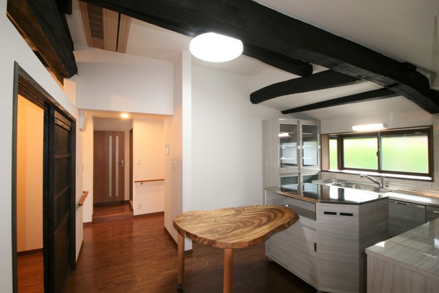 ダイニングキッチン。表しの梁が落ち着いた空間を演出しています。 ダイニングキッチン。表しの梁が落ち着いた空間を演出しています。