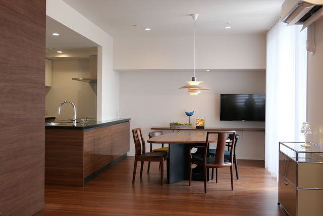 ダイニングにはカウンターを増設し、奥様のPCスペースを設けました。
仲良いご夫婦こそ、それぞれの居場所と心地よい空間を大事にしています。