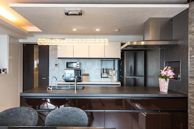 セラミックのキッチン天板の側背面には黒っぽいこだわりクロスを貼りました。 セラミックのキッチン天板の側背面には黒っぽいこだわりクロスを貼りました。