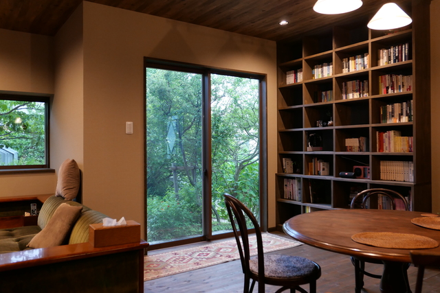 増築部分には書棚を設け、ご主人が読書したりパソコンで作業できるスペースになっています。ダイニングからはお庭を見ることができ、ここでの食事がさらに美味しくなったそうです 増築部分には書棚を設け、ご主人が読書したりパソコンで作業できるスペースになっています。ダイニングからはお庭を見ることができ、ここでの食事がさらに美味しくなったそうです