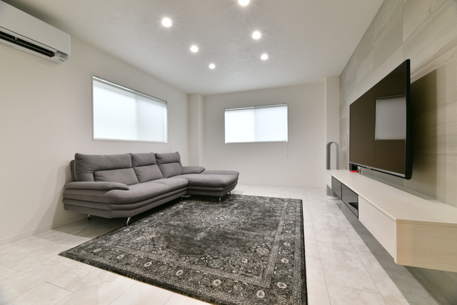 以前は二間続きの和室があるなど、間取りが区切られていた2階。そこで、家族が集まるリビングやDK、水まわりスペースを集約。フロア全体の段差をなくし、２ｍ40cmの天井高に合わせたフルハイトドアでそろえることで、圧迫感を感じさせない空間に生まれ変わりました。白を基調としたインテリアに、心地よい光が映えます。