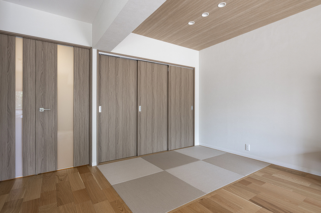 建具や床、壁の色とトーンを合わせた、和紙仕様の琉球畳。
収納の1/3は将来のために、仏間としても利用できるスペースに。
お孫さんがお昼寝していても様子を見れる様あえて仕切らずオープンに。