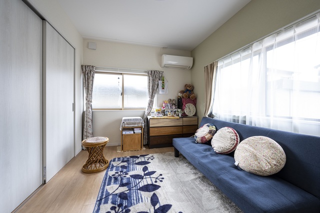 ダイニングキッチンとリビングが分かれていた部屋をひとつにし、ワンルームに。古かったキッチンはシステムキッチンへ変更。
アクセントクロスにはお母さんの好きな薄いグリーンを採用。
断熱対策と家具を置きやすいように、掃出し窓を腰窓に変更した。 ダイニングキッチンとリビングが分かれていた部屋をひとつにし、ワンルームに。古かったキッチンはシステムキッチンへ変更。
アクセントクロスにはお母さんの好きな薄いグリーンを採用。
断熱対策と家具を置きやすいように、掃出し窓を腰窓に変更した。