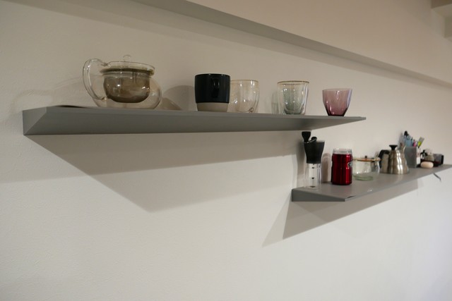 キッチン背面には、飾り棚を設けました。
おしゃれにディスプレイされています。