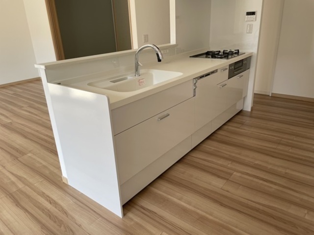 奥様が料理しやすいように、最新のガスコンロ、食洗器、人感センサー付きの水栓カランなどの設備でお料理も捗ります。