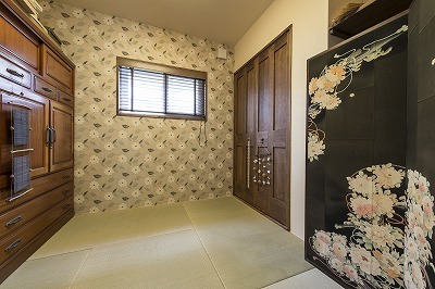 和室にある屏風はお母さんが作ったもの。LDの横には建具を隔ててお母さんの作業場がある。その内、雑貨屋さんをはじめられるかも？！