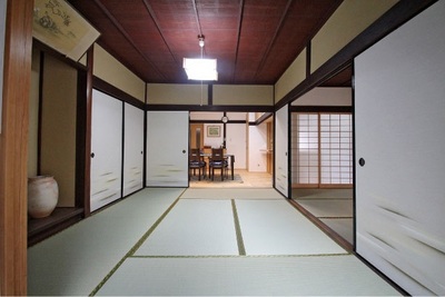 畳や建具、壁が一新された二間続きの和室。何年経っても見劣りしない設えと存在感がある。