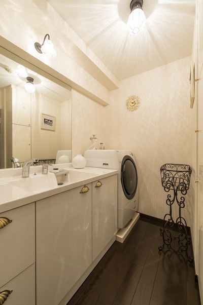 システム洗面台に、エレガントさが際立つシェルのつまみを交換した。照明や小物のコーディネート次第で、既製品でも自分好みに生まれ変わる。 システム洗面台に、エレガントさが際立つシェルのつまみを交換した。照明や小物のコーディネート次第で、既製品でも自分好みに生まれ変わる。