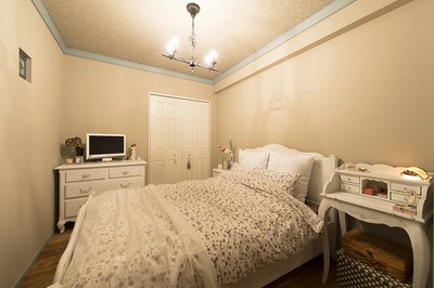 すっきりとしてクールな印象のLDKの雰囲気と一転、ベッドルームはロマンチックなテイストに。天井にはモールとアクセントクロスで雰囲気を高めた。家具はすべてフランスベットで揃え心地よい眠りにつく為の空間づくりにこだわった。 すっきりとしてクールな印象のLDKの雰囲気と一転、ベッドルームはロマンチックなテイストに。天井にはモールとアクセントクロスで雰囲気を高めた。家具はすべてフランスベットで揃え心地よい眠りにつく為の空間づくりにこだわった。