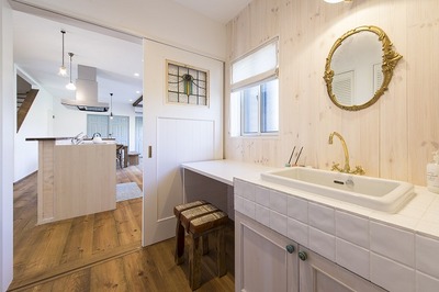 洗面化粧台はオリジナル仕様で、シンクは角型の深いものにしました。