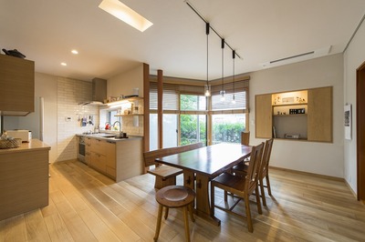 L型キッチンをI型に変え、カップボードを背面に置き、以前よりもすごく使いやすくなったそうです。 L型キッチンをI型に変え、カップボードを背面に置き、以前よりもすごく使いやすくなったそうです。