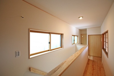 階段の位置を替え、ゆるやかに明るい空間へ。