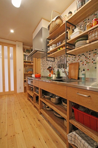 「気に入っているcafeを参考にしながらキッチンや収納を作ってもらいました。」
収める物、量、使う人に合わせてオーダーで設えられたキッチンと食器棚。目をひくモザイクタイルやウッドシェルフなど、奥様のこだわりが満載。 「気に入っているcafeを参考にしながらキッチンや収納を作ってもらいました。」
収める物、量、使う人に合わせてオーダーで設えられたキッチンと食器棚。目をひくモザイクタイルやウッドシェルフなど、奥様のこだわりが満載。