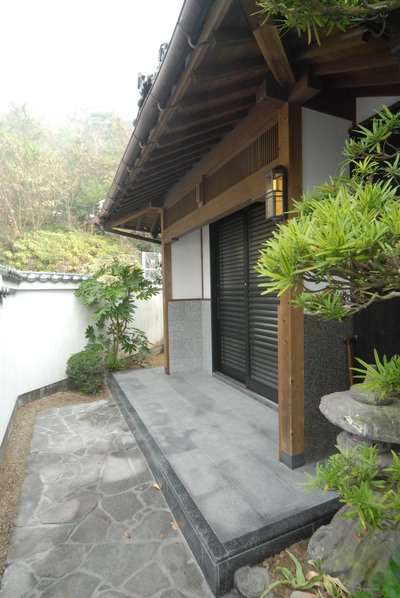 サッシを入れ替え、雰囲気が変化した玄関ポーチ。