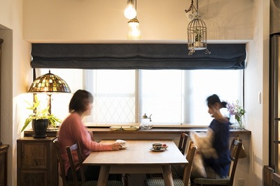 カフェーのようなダイニング。大きな出窓の天板面積を広げたことで、今まで閉っていた思い出の物をディスプレでき、楽しみも広げそう。ご家族や友人たちにもたくさん集まる機会も増えた。 カフェーのようなダイニング。大きな出窓の天板面積を広げたことで、今まで閉っていた思い出の物をディスプレでき、楽しみも広げそう。ご家族や友人たちにもたくさん集まる機会も増えた。