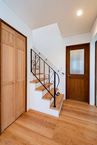 階段材は、リクシルの既製品で巾木をつけずにシンプルにすっきりと見せるようにしています