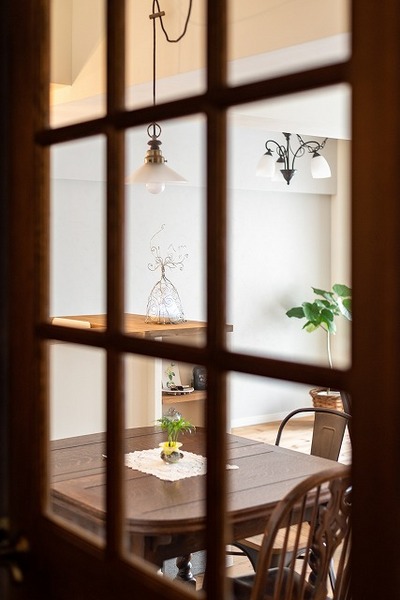 廊下に優しい光がこぼれる、無垢のワイドサイズのリビングドア