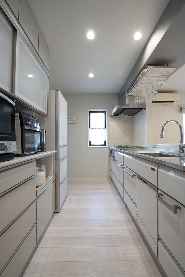 料理が趣味なので、作業ペースが広いキッチンをオーダー。
お掃除のしやすいステンレス素材なのもポイント。
足元部分には床暖房を取り入れた。