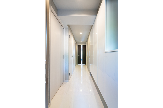 玄関は大理石を張り、廊下は大理石風のフローリングで一体感を出しています。
シューズクロークも大きくして足元を浮かせて間接照明を入れています。