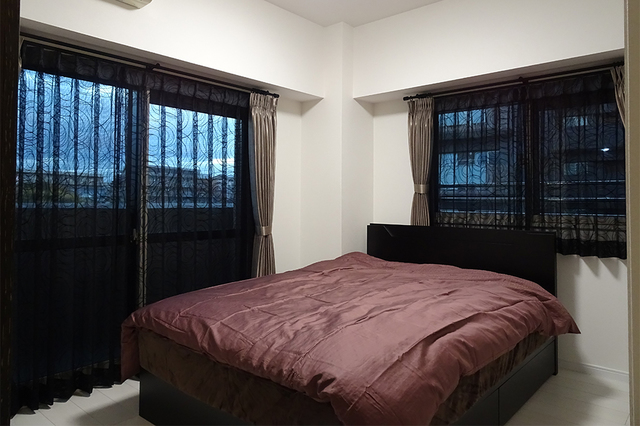 モノトーンでまとめた、落ち着きのある主寝室 モノトーンでまとめた、落ち着きのある主寝室