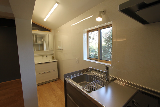 奥まった洗面台の上には新たに採光に配慮した窓を新設。 奥まった洗面台の上には新たに採光に配慮した窓を新設。