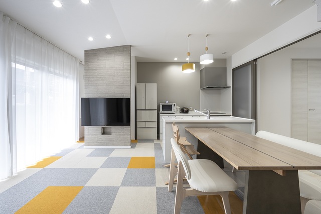 元々は、広縁と和室だった17帖のLDKは天井高が2600あるため、17帖より広く感じられる。
テレビ背面はタイル調のアクセントクロスにし、全体をグレージュでまとめた。キッチンはお子さんの様子が常に見れる様、OPENのセパレーキッチンに。