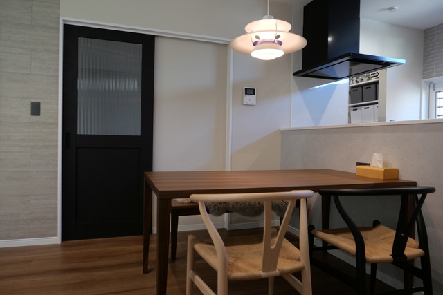 家族団らんのダイニングには、奥様念願のルイスポールセンPH5のペンダントライトを取り付けました。
リビングドアはネイビーにし、ガラス部はすりガラスにしました。 家族団らんのダイニングには、奥様念願のルイスポールセンPH5のペンダントライトを取り付けました。
リビングドアはネイビーにし、ガラス部はすりガラスにしました。