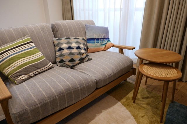 ダイニングテーブルやソファは、ナチュラル系の無垢材にこだわったお施主さまお気に入りのファニチャーです。 ダイニングテーブルやソファは、ナチュラル系の無垢材にこだわったお施主さまお気に入りのファニチャーです。