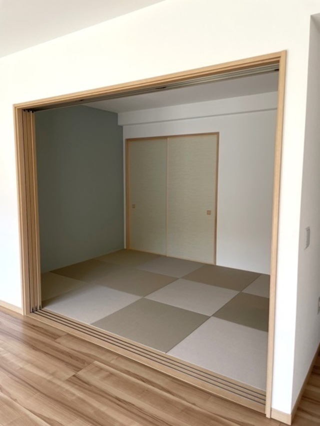 井草の畳からフローリングに馴染みやすく変色しにくい和紙畳へ変更しました。建具も三枚引込戸に変更し、広々とした空間になりました。 井草の畳からフローリングに馴染みやすく変色しにくい和紙畳へ変更しました。建具も三枚引込戸に変更し、広々とした空間になりました。