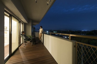 バルコニーをウッドデッキにしました。自宅に居ながら、日常を忘れさせてくれる様な癒しのスペースに変身です。「大人の時間」を過ごしたいですね~ バルコニーをウッドデッキにしました。自宅に居ながら、日常を忘れさせてくれる様な癒しのスペースに変身です。「大人の時間」を過ごしたいですね~