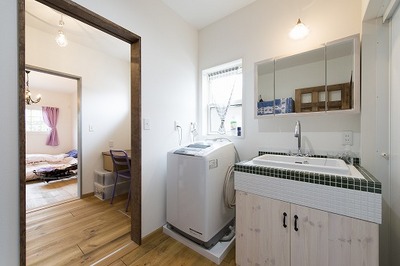 サニタリースペースの横には家事室と収納スペース。
家事室の奥にはリビングからも出入りできる主寝室があります。