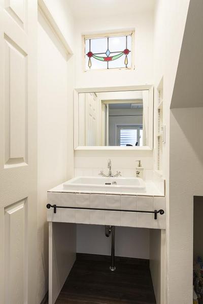 一番人気の造作洗面台です。上は明り取りで奥様がお気に入りのステンドガラスを入れました。