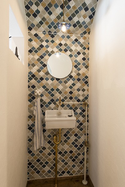 玄関横のお手洗いやトイレの輸入クロスなどもみどころ！