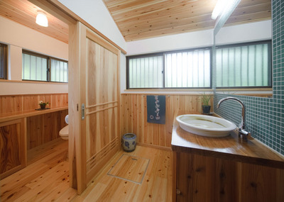 玄関近くのトイレ入口に、手洗い用の手水鉢を設置。
帰宅後もさっと手洗いができ、来客の方にも気持ちよく使用していただけます。 玄関近くのトイレ入口に、手洗い用の手水鉢を設置。
帰宅後もさっと手洗いができ、来客の方にも気持ちよく使用していただけます。