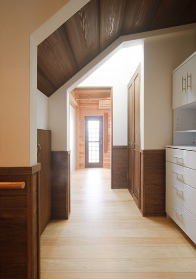 リフォーム前は全く日が入らず、昼間でも照明をつけなければならなかった建物の中央。天窓を設け明るさを確保しました。